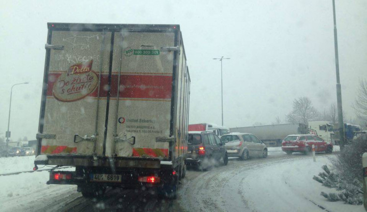 Nájezd na průtah městem u tunelu po poledni.