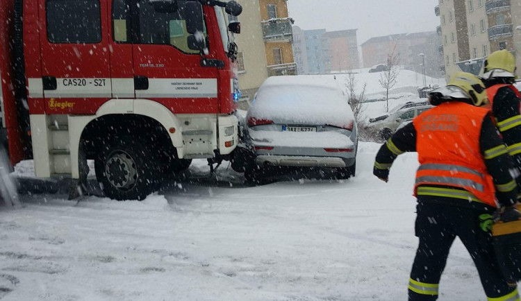 Silnice v Zeleném Údolí se proměnila v kluziště, havarovala tam záchranka i hasiči
