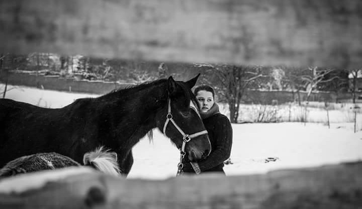 Nikola Kňavová s jedním ze zachráněných koní.