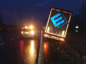 Za Bílým Kostelem zapadl kamion. Kvůli jeho vyprošťování se na frekventované silnici zastavila doprava