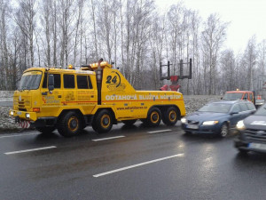 Za Bílým Kostelem zapadl kamion. Kvůli jeho vyprošťování se na frekventované silnici zastavila doprava
