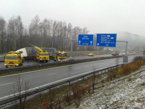 Za Bílým Kostelem zapadl kamion. Kvůli jeho vyprošťování se na frekventované silnici zastavila doprava