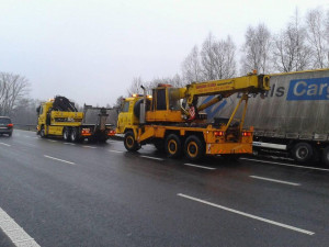 Za Bílým Kostelem zapadl kamion. Kvůli jeho vyprošťování se na frekventované silnici zastavila doprava