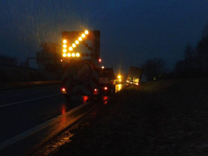 Za Bílým Kostelem zapadl kamion. Kvůli jeho vyprošťování se na frekventované silnici zastavila doprava