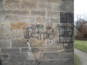 Neznámý vandal posprejoval fasádu kostela v Hrádku nad Nisou. Hrozí mu za to až rok vězení