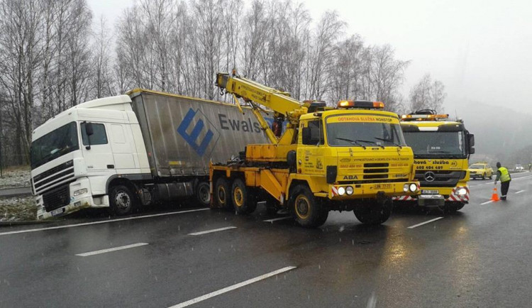 Za Bílým Kostelem zapadl kamion. Kvůli jeho vyprošťování se na frekventované silnici zastavila doprava