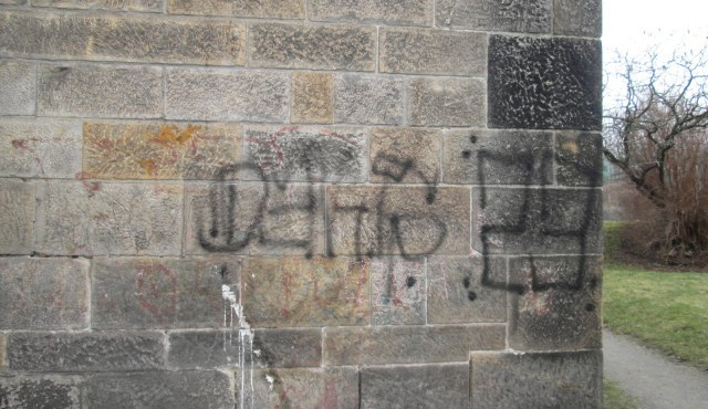 Neznámý vandal posprejoval fasádu kostela v Hrádku nad Nisou. Hrozí mu za to až rok vězení