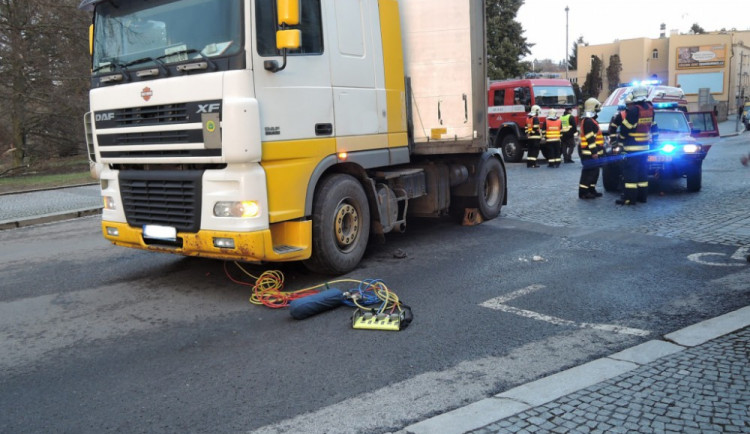 Cyklistu zaklíněného pod kamionem museli vyprostit pomocí speciálních vaků hasičů