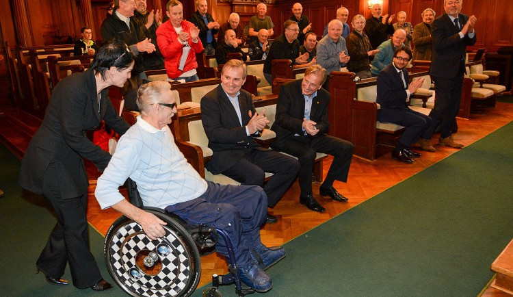 Kamarádi připravili pro závodníka Jiřího Bergra překvapení v obřadní síni radnice