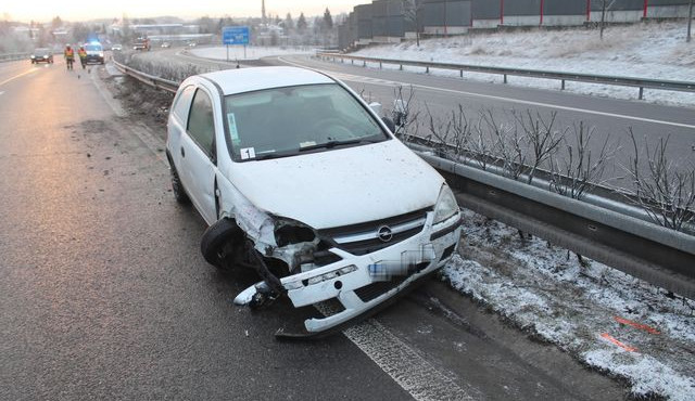 Bezohledný řidič naboural na výpadovce z Turnova do projíždějícího auta. Od nehody ujel