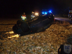 Řidička otočila Felicii na střechu, zranila tři spolucectující