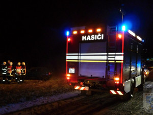 Řidička otočila Felicii na střechu, zranila tři spolucectující