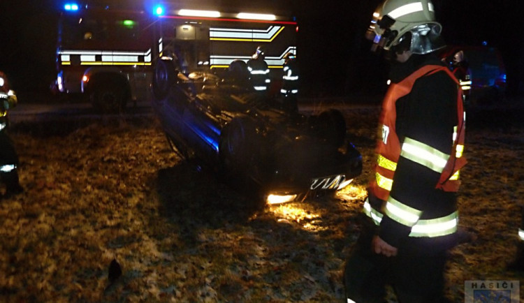 Řidička otočila Felicii na střechu, zranila tři spolucectující