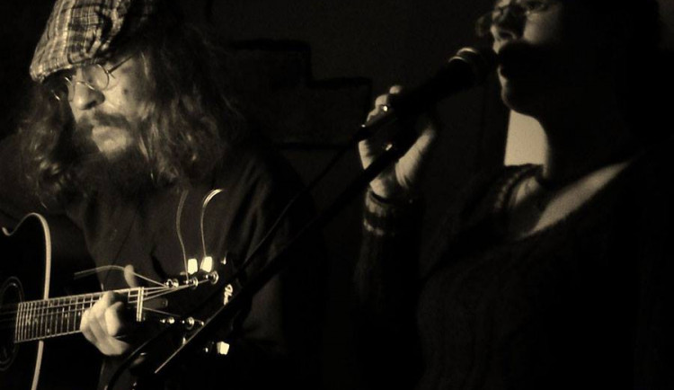 Příležitost pro začínající umělce: U Fryče v rámci Open Mic večeru zazní folk i jazz