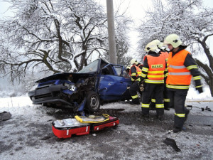 Ošklivá nehoda na kluzké silnici. Řidičku z favoritu museli vystříhat hasiči