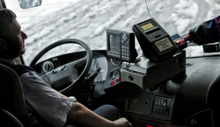 Na deseti autobusových linkách můžou cestující platit bezkntaktními kartami