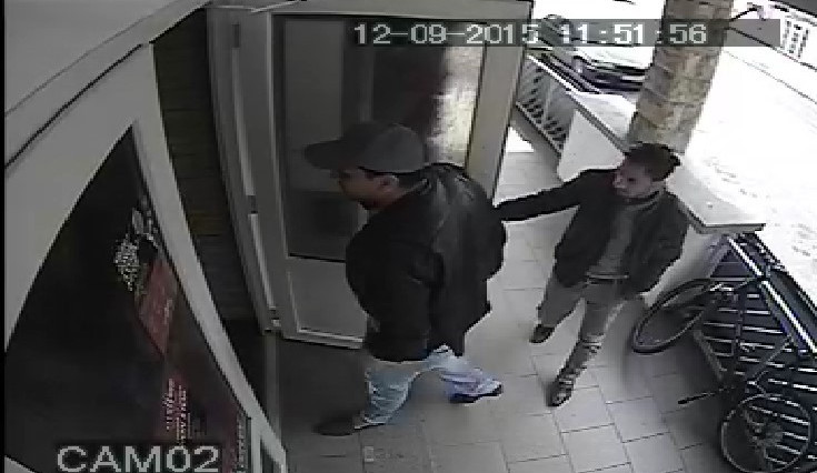 Dvojice mužů před kasinem v Hrádku.