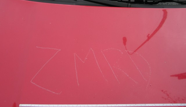 Auto invalidního seniora poškodil vandal. Na kapotu vyryl nadávku a prořezal mu všechny penumatiky