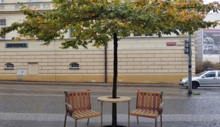 Liberecká lavička Václava Havla začne sloužit veřejnosti příští týden. Stát bude před knihovnou