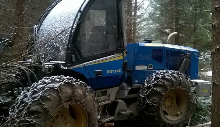 Vandal se vyřádil na pracovním stroji, do bočního skla vyryl kosočtverec