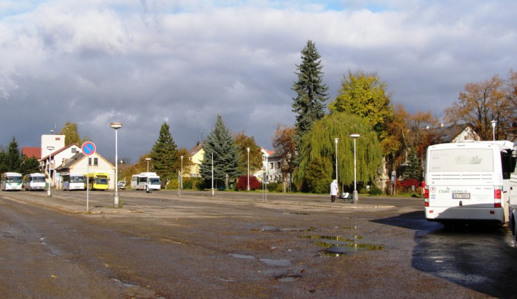 Lomnice nad Popelkou chce získat nádraží, aby ho mohla přestavět