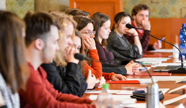 Nová soutěž chce najít mezi mladými nadějné budoucí politiky