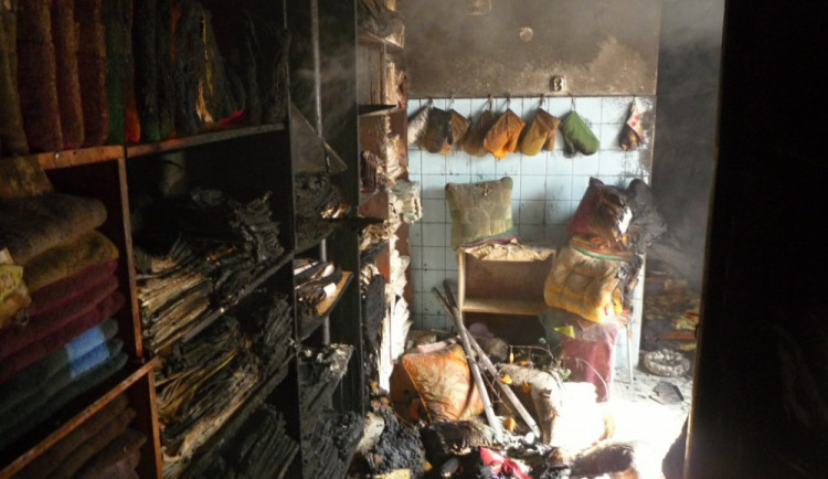 Požár v prodejně textilu způsobila zapálená svíčka. Škoda je 1,5 milionu korun