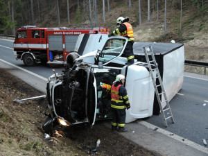 Převrácený nákladní automobil zablokoval silnici u obce Těpeře