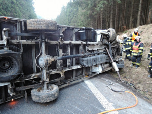 Převrácený nákladní automobil zablokoval silnici u obce Těpeře