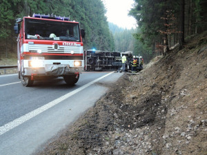 Převrácený nákladní automobil zablokoval silnici u obce Těpeře