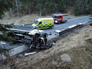 Převrácený nákladní automobil zablokoval silnici u obce Těpeře