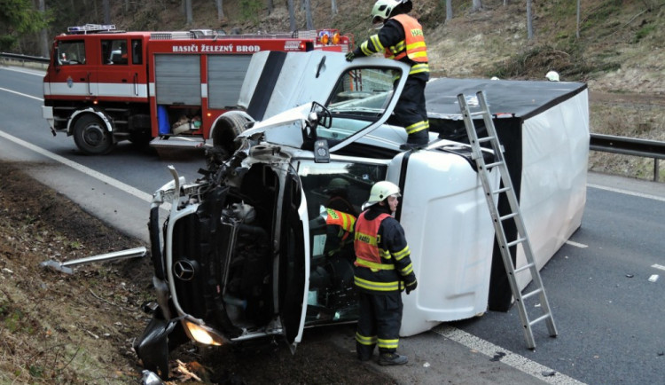 Převrácený nákladní automobil zablokoval silnici u obce Těpeře