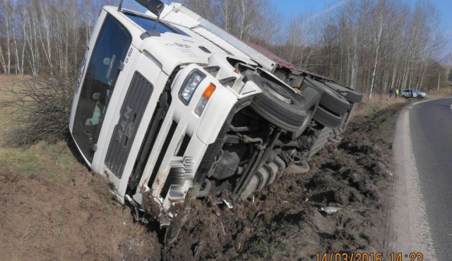 Řidič neukočíroval kamion. Těžký kolos zůstal ležet na boku mimo silnici