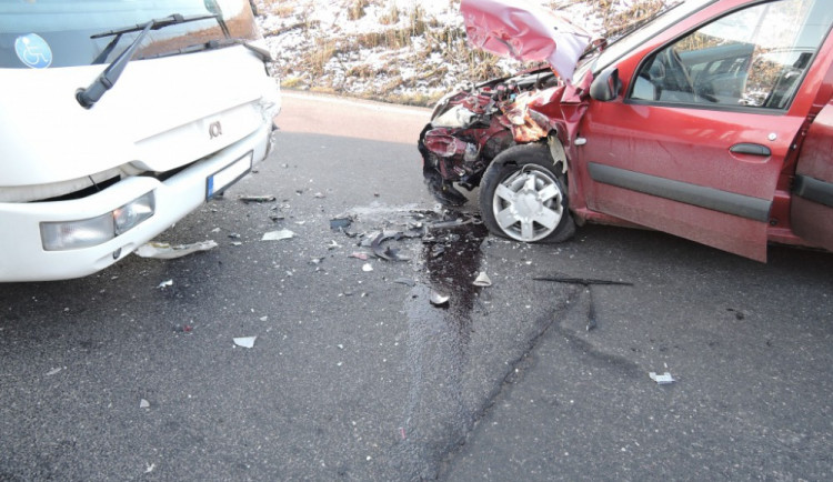 Při střetu autobusu s autem mezi Jabloncem a Libercem se zranilo pět lidí