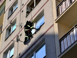 Z okna bytu paneláku na Dobiášce se kouřilo. Na plotně hořelo jídlo