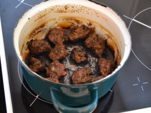 Hasič slaňuje do pátého patra paneláku v Dobiášově ulici.