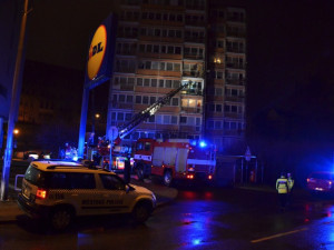 Požár balkonu probudil v sobotu nad ránem nájemníky panelového domu v centru Liberce