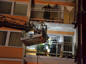 Požár balkonu probudil v sobotu nad ránem nájemníky panelového domu v centru Liberce