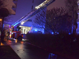 Požár balkonu probudil v sobotu nad ránem nájemníky panelového domu v centru Liberce