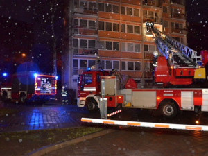 Požár balkonu probudil v sobotu nad ránem nájemníky panelového domu v centru Liberce