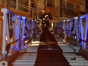 Požár balkonu probudil v sobotu nad ránem nájemníky panelového domu v centru Liberce