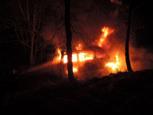 Z dodávky zbyl jen ohořelý vrak. Auto lehlo popelem kvůli závadě na elektroinstalaci