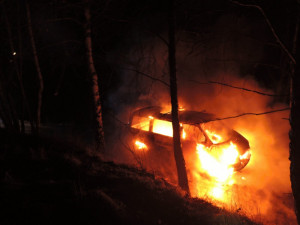 Z dodávky zbyl jen ohořelý vrak. Auto lehlo popelem kvůli závadě na elektroinstalaci