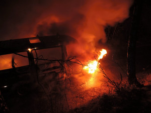 Z dodávky zbyl jen ohořelý vrak. Auto lehlo popelem kvůli závadě na elektroinstalaci