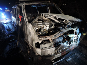 Z dodávky zbyl jen ohořelý vrak. Auto lehlo popelem kvůli závadě na elektroinstalaci