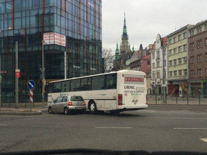 VIDEO: Na Šaldově náměstí se střel autobus s osobním automobilem