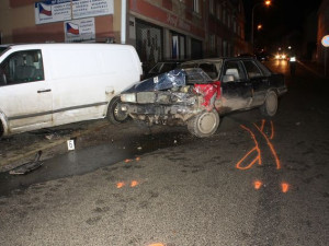 Mladý řidič havaroval v Lomnici nad Popelkou. Narazil do zaparkovaného auta, dechovou zkoušku odmítl