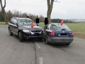Řidič SUV se střetl s Octavií. Při nehodě se zranila dvojice osob