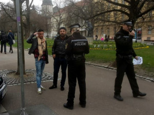 Rumunští podvodníci se po roce vrátili do Liberce. Nenechte se okrást fikanými "herci"