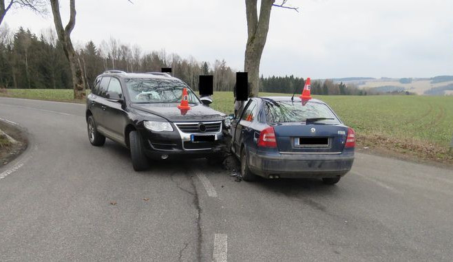 Řidič SUV se střetl s Octavií. Při nehodě se zranila dvojice osob